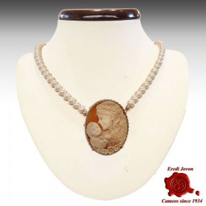 Mother & Child Cameo Brooch in Gold 2