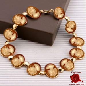 Cameo Bracelet in Yellow Gold