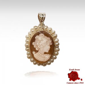 Cameo Pendant with Pearl Set in Silver