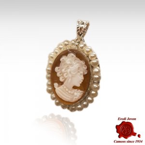 Cameo Pendant with Pearl Set in Silver 2