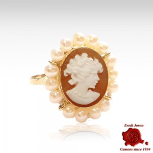 Traditional Cameo Gold Ring with Pearls 2