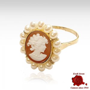 Traditional Cameo Gold Ring with Pearls