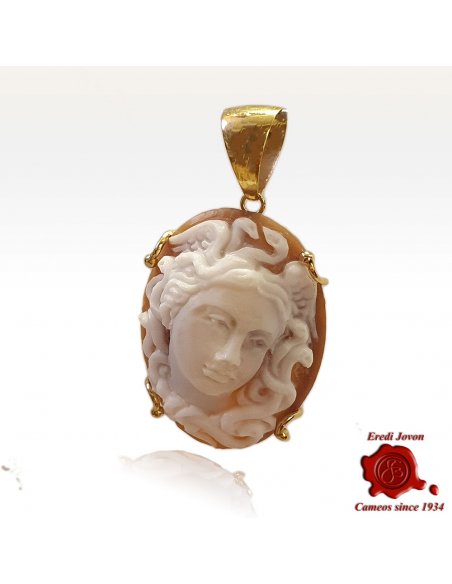 Cammeo Medusa in conchiglia sardonica con montatura in oro
